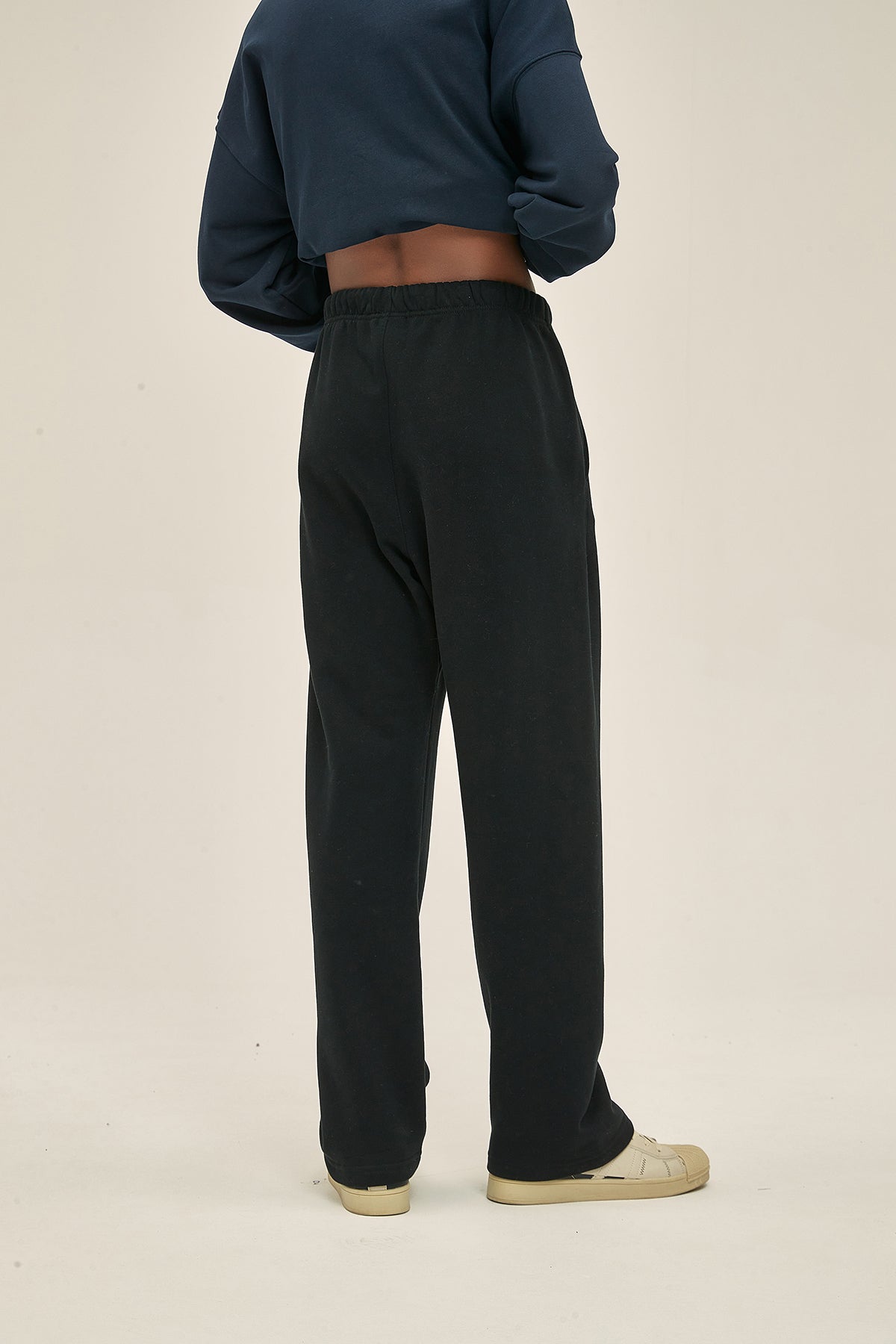 UNISEX RELAXED BLACK TRACKPANTS